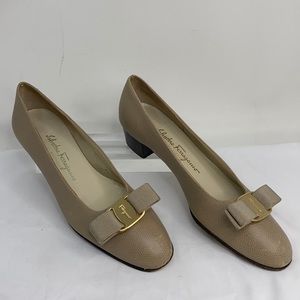 Salvatore Ferragamo Sz 7.5 (4A) Vara Low Heel Pump